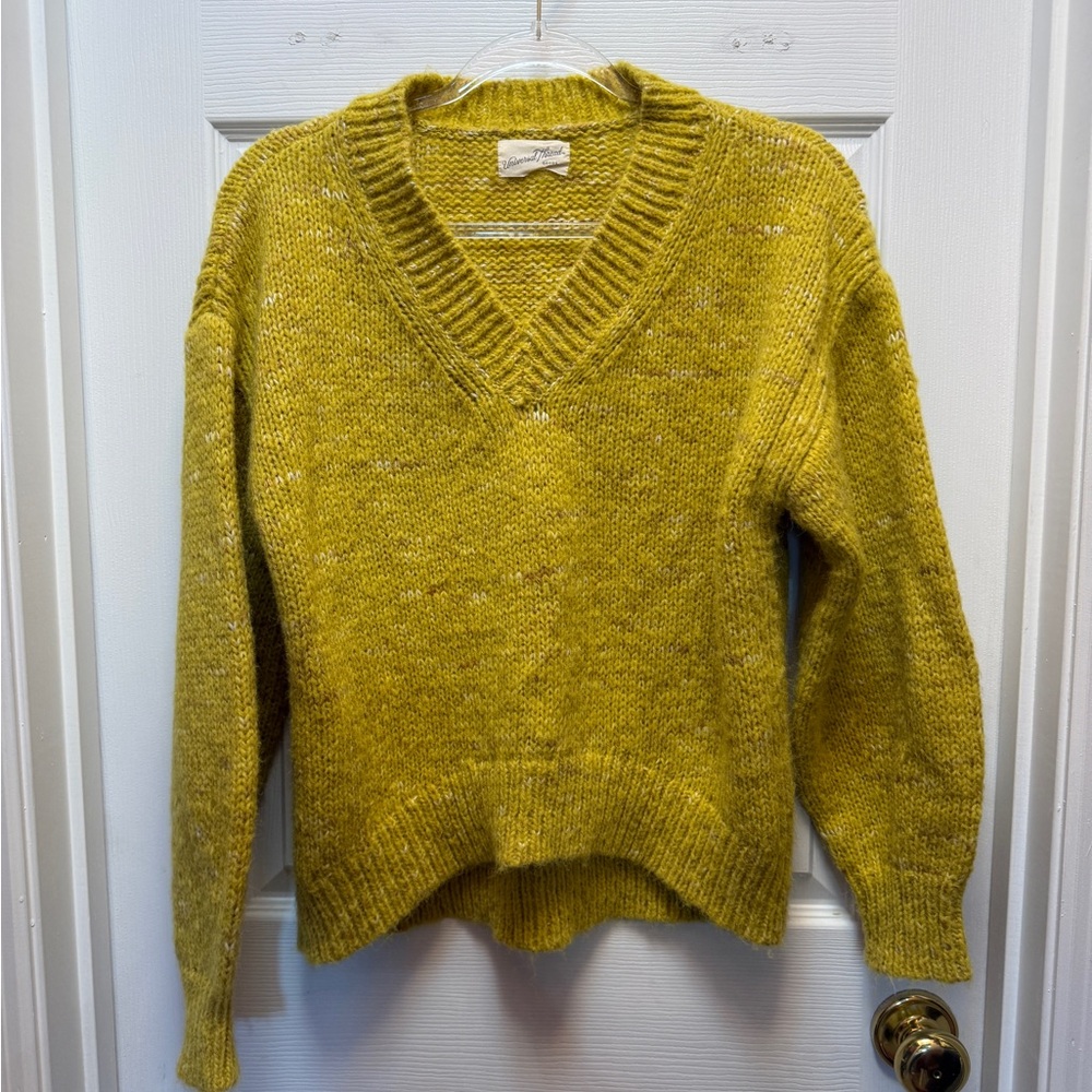 ☀️ Mustard V-Neck Pullover Sweater